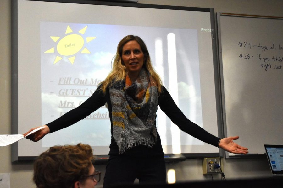 Counselor Carly Roach teaches Katelyn Areno’s Health class about mental health illnesses such as depression and anxiety. Students were then instructed by Roach and fellow counselor Chris Lorenz to make a website to help students with various mental illnesses. 