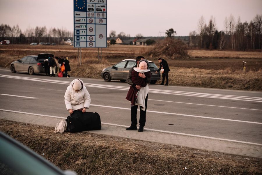 Ukrainian+refugees+on+the+Poland-Ukraine+border.