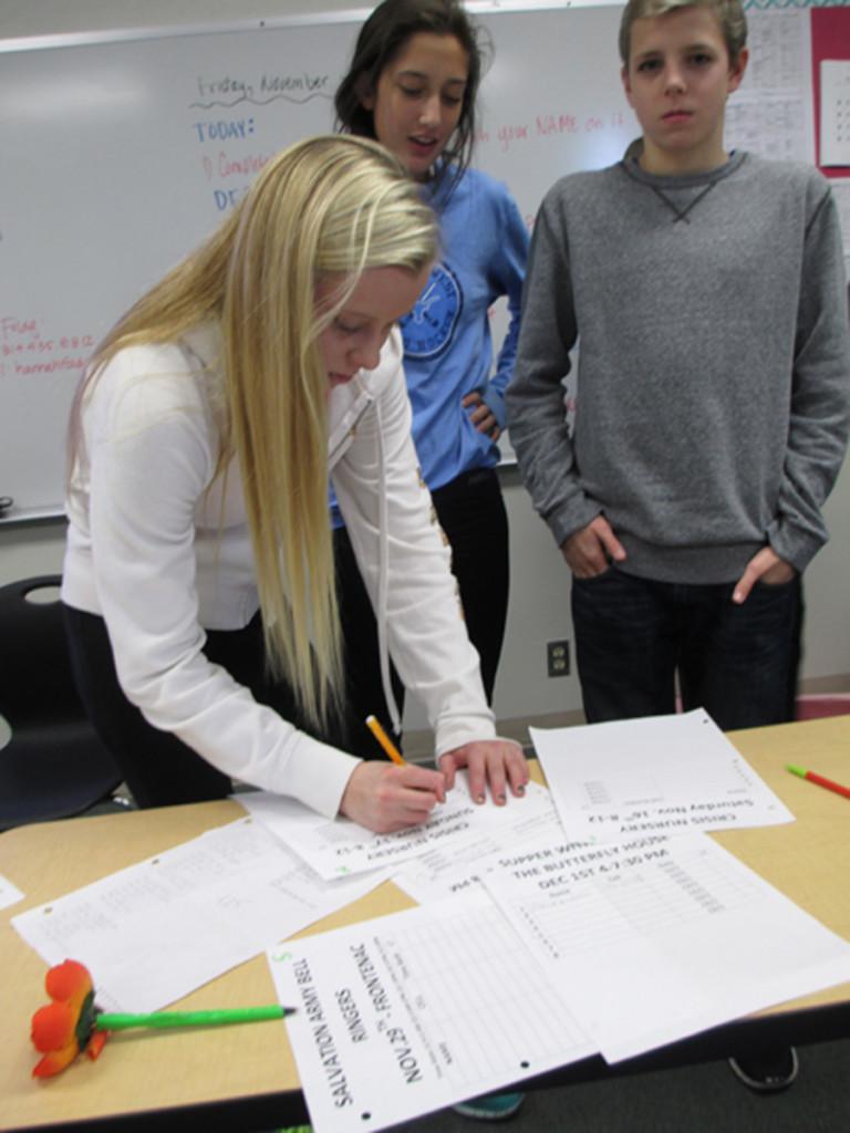 Sophomores Drew Bonnet, Carolyn Kammeyer and Kyla Hatton signing up for COW volunteer opportunities. 