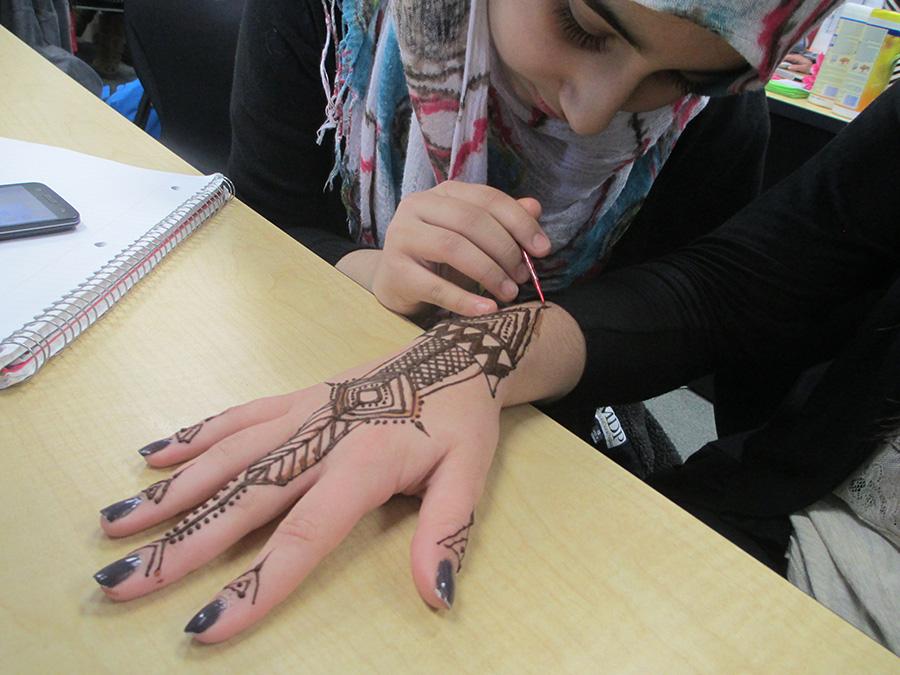 Sophomore+Meamuna+Paracha+designs+a+henna+tattoo.