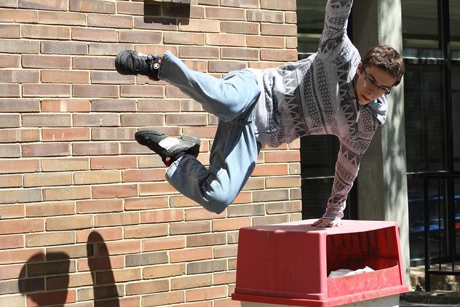 Sophomore+Austin+Valenti+practices+his+parkour+stunts+outside.