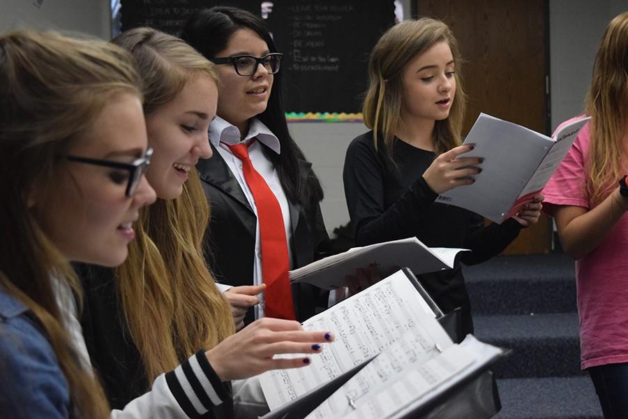 Jazz+Choir+students+senior+Sidney+Baker%2C++juniors+Caroline+Vogl+and+Grace+Glennon+and+senior+Jessica+Novik+rehearse+in+the+choir+room.