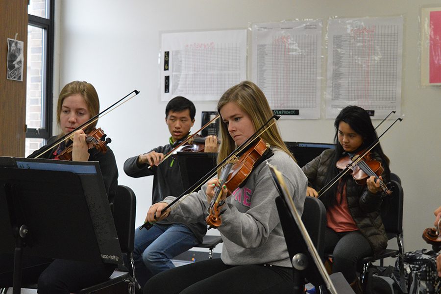 Seniors Hannah Brauer and Jordan Beveridge practice for Ed Sandheindrichs Symphonic Orchestra Ensemble.