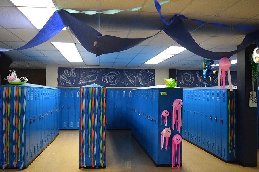 The senior lockerbay is decorated with long strands of butcher paper and streamers. 