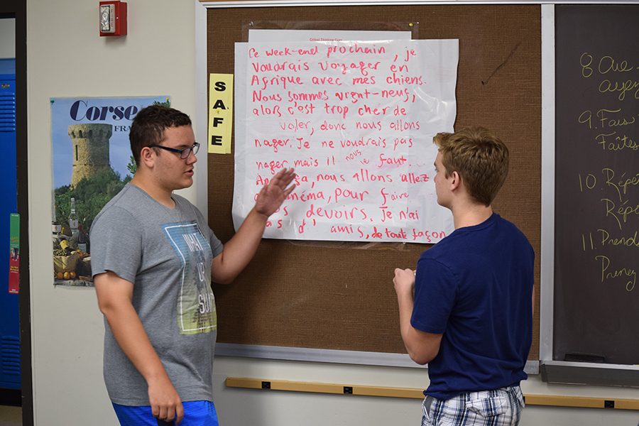 Sophomore+Ryan+Mound+and+junior+Peter+Martin+converse+in+French+and+write+their+conversation+on+the+board.+