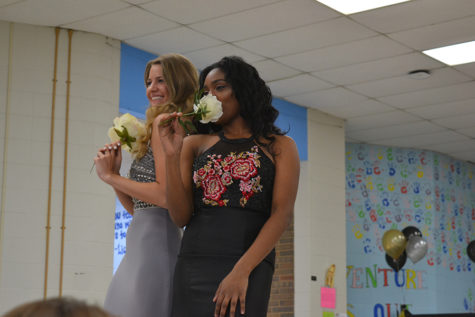 Great Gatsby prom fashion show models have a roaring good time