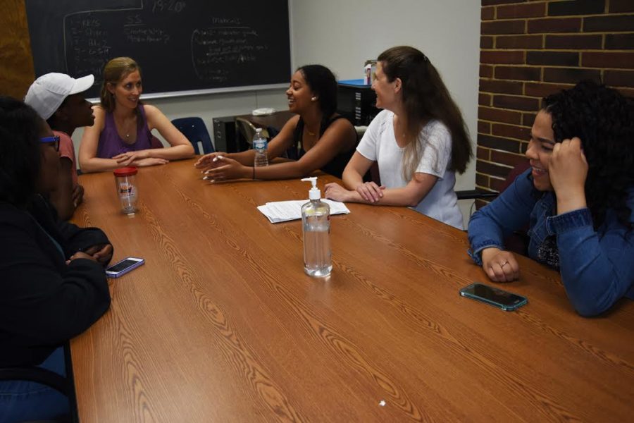 Before the SSJLAC field trip to the history museum, students Alyssa Jackson, Alyssa Foy, Bersabeh Mesfin and Kristen Canier discuss current social justice topics with faculty Lara Boles and Carly Roach.