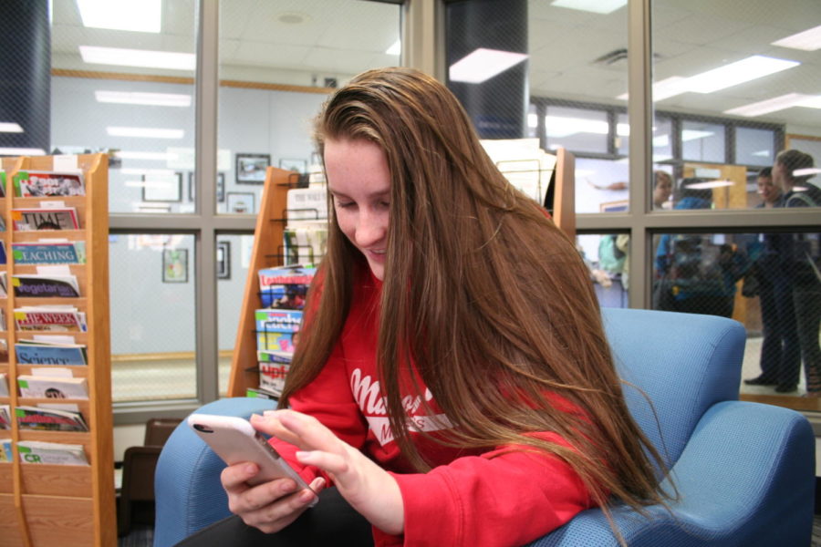 INSTANT ENCOURAGEMENT, freshman Zoe Deyoung sends a text. As part of her New Year's resolution, Deyoung plans to encourage someone through a note or text daily. “Everyone’s got their own story,” Deyoung said. “I think that everyone can use a little encouragement.”