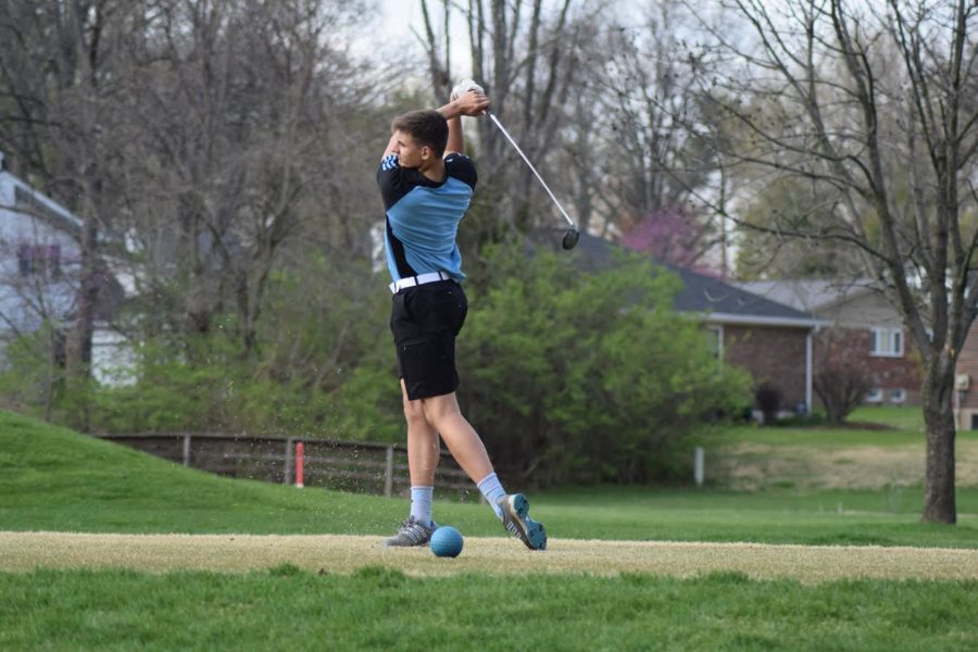 Swinging+his+club%2C+senior+Jack+Gieseking+sends+the+golf+ball+flying+down+the+range+in+a+match+against+Rockwood+Summit.+Gieseking%2C+as+well+as+seniors+Kyle+Anderson+and+Andrew+Sherrill%2C+junior+Will+Bias+and+sophomore+Johnny+Yazdi+qualified+for+districts+April+30.+%E2%80%9COne+goal+for+the+rest+season+is+to+qualify+for+sectionals%2C%E2%80%9D+Gieseking+said.+%E2%80%9CYou+have+to+shoot+decently+low+at+districts+to+qualify+for+sectionals%2C+and+it+all+depends+on+how+the+field+is+doing%2C+but+but+our+top+guys+moving+on+to+districts+are+doing+really+well+right+now%2C+so+we%E2%80%99re+hopeful.%E2%80%9D