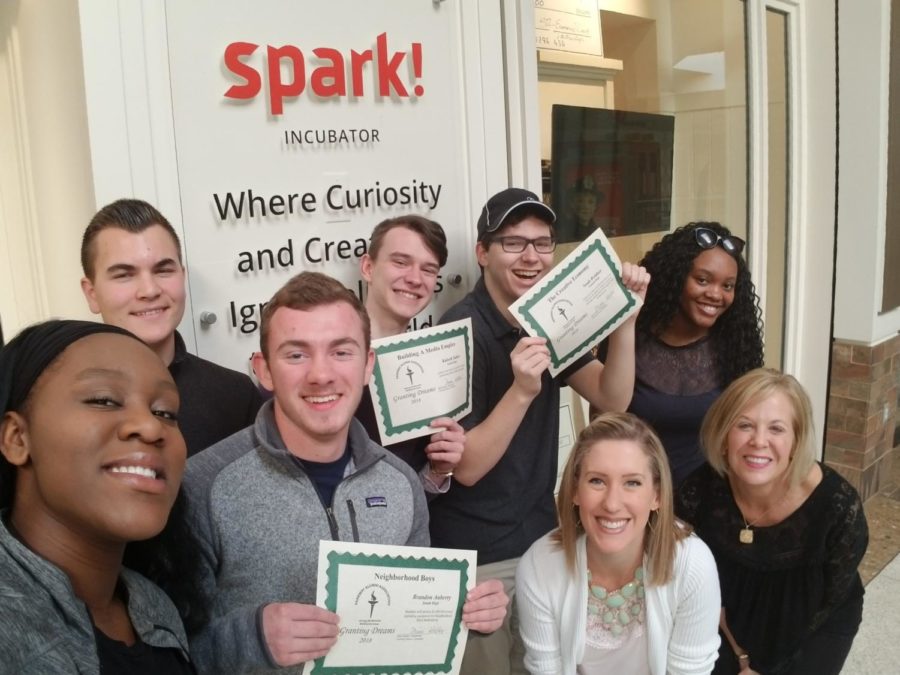 Leah+McCoy+stands+with+the+Spark%21+Students+who+won+%241%2C000+Phelps+Entrepreneurship+grants+from+the+Parkway+Alumni+Association+in+2018.+McCoy+loved+working+with+Spark%21+students+because+she+thinks+the+students+are+what+makes+the+program+special+to+her.+%E2%80%9CIt+has+been+fun+and+inspiring+to+see+how+they+evolve+through+the+year+each+year.+Ive+been+so+impressed+with+the+way+the+students+put+themselves+out+there+to+network+and+build+connections+with+mentors+and+others+who+can+help+them+in+the+business+community%2C%E2%80%9D+McCoy+said.