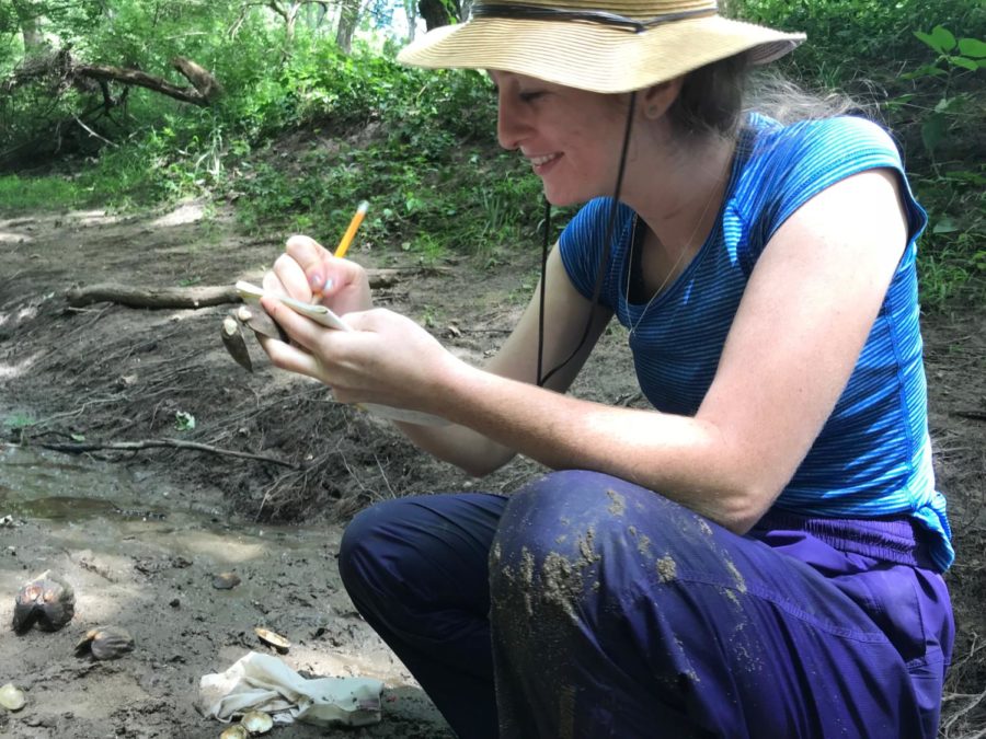 Writing down notes, alumna Shannon Anderson records information about mussels for her paid internship, which gives insight into the health of streams. Because Anderson is interested in many different aspects of biology, she is using this internship and the variety of classes at Emory to explore her options. “I started off not really knowing if I wanted to do more of a genetics and bio-engineering focus or if I wanted to stick to more of an ecology focus,” Anderson said. “The way that the curriculum works, you can choose classes that fit whatever you want to focus on studying, so I’m going to take classes in both of those.”