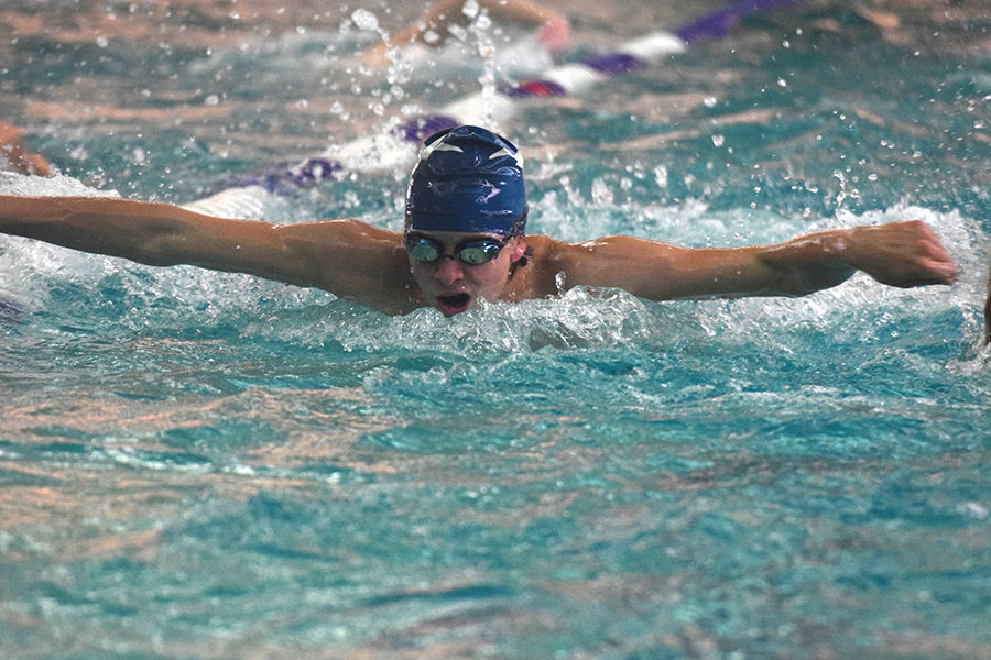 Freshmen Joey Sloan performs butterfly on Sept. 6 at his Ladue meet. The team won this meet with an overall score of 118 to 68. “My favorite part about being on the swim team is hanging out with the friends that I have made,” Sloan said. “We have all become really close so I am not looking forward for the season to end.”