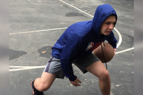 Freshman Martin Franciscus practices ball handling as he plays a pick up game with his friends. Diagnosed with diabetes in fourth grade, Franciscus does not let that affect his love for the game. “The team completely understands my condition and totally accepts it and understands
it,” Franciscus said. “Most people don’t know a lot diabetes. They are like, ‘wait you have diabetes?’”
