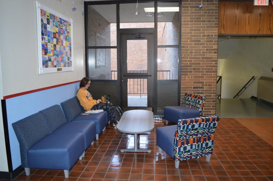 Sophomore+Ella+Roesch+works+on+her+laptop+in+the+new+seating+area+Blue+Brew+created.+The+seating+is+available+to+everyone+in+the+building+at+all+times.+%E2%80%9CWe+would+like+Blue+Brew+to+become+a+more+central+part+of+West+High%2C%E2%80%9D+Business+teacher+Holly+Weber+said.+