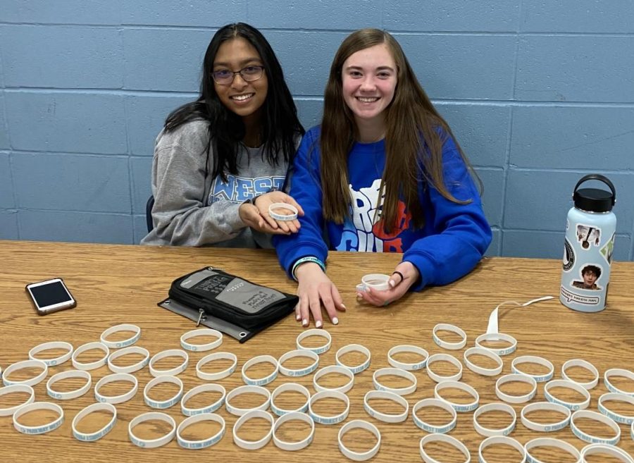 With an effort to raise money for their Thirst Project fundraiser, juniors Salma Ahmed and Sarenna Wood sold their bracelets during lunch Jan. 31. They plan to reach a total of $6,000 dollars by the end of the school year, all of which will be donated to the national Thirst Project. “Being able to sell our bracelets and raise money for people in need makes me feel great, and it is such a great opportunity to help others,” Wood said. “Watching people [that] live in poor countries faces light up when they see that people are donating money to give water is very emotional, and I think that the world needs more of these people.” 
