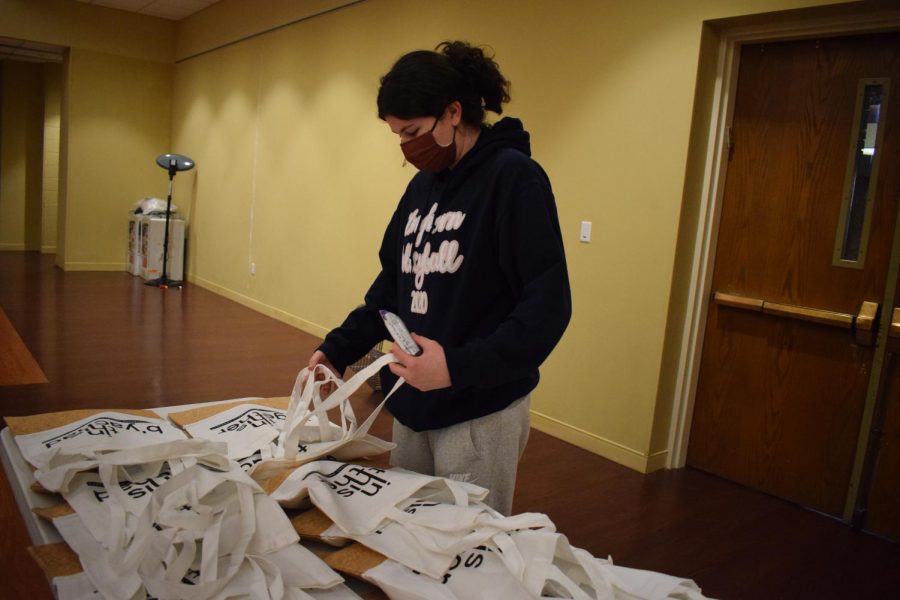 Packing cookies in a bag, sophomore Lucy Connors volunteers to bag snacks for teachers at the United Hebrew Congregation. Volunteering is not new to Connors, as she also volunteered at a homeless shelter and served lunch. “I enjoy helping the community and making a difference whenever I can,” Connors said. “I wanted to volunteer because I wanted to use my time doing something that betters someone else.”