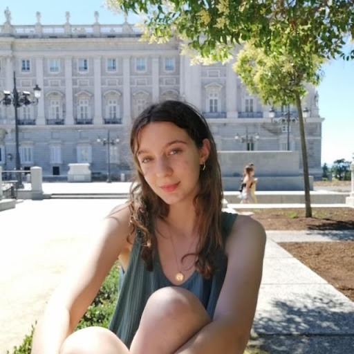 After a long day of walking around, Olmedilla poses in front of the Palacio Real located in the middle of Madrid. Spending her last few weeks in Madrid, Olmedilla cherished the last few weeks of summer. “We went all over Madrid that day. We went to stores, listened to music and just talked.” Olmedilla said. However, Olmedilla’s excitement to arrive in the U.S didn’t stop.