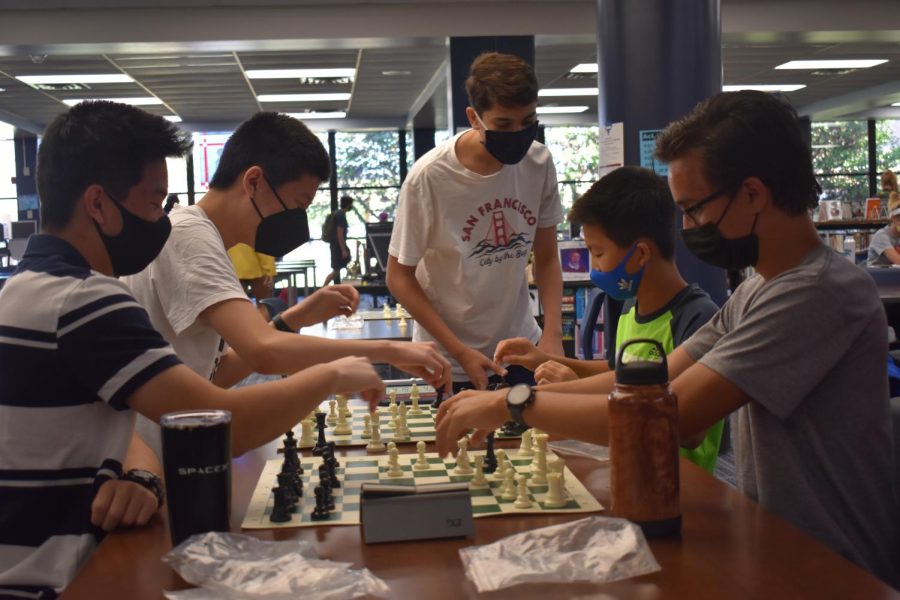 During tryouts, members of the chess club practice for the tournament and make team selections. During Academic Lab, players practiced checkmates in a variety of settings from rapid games under 10 minutes such as bullet and blitz to standard games which run over an hour. “Forming a full team this year was an enjoyable experience in and of itself, such that I was not only playing for myself but also for my school. This extra motivation undoubtedly heaped more pressure on me but provided more gratification,” team captain and junior Wilson Gao said.
