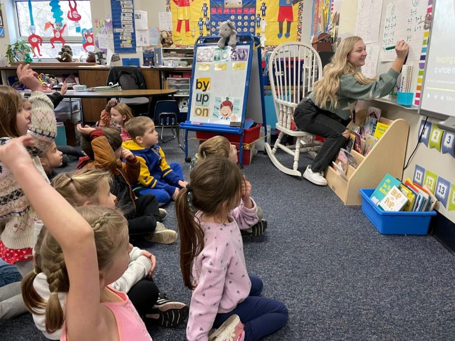 Senior Kelsea Wilson teaches kindergarteners in her former teacher [Laura] Rocklage’s classroom.
