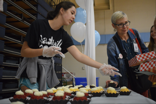 Junior Felicity Jackson volunteers to assist Nothing Bundt Cakes by handing out mini bundts and checking tickets off. She gained hours for National Honors Society in the process. “It’s nice to go through a [list] of things and check them off. It makes it makes you feel productive even though youre only checking things really fast.” Jackson said. 
