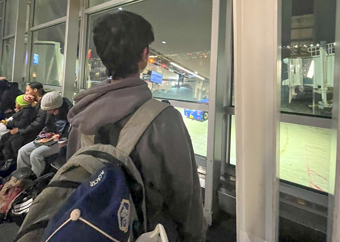Gazing out the window, sophomore Rishi Dasaraju observes the new changes being made to the St. Louis Lambert Airport. During Thanksgiving break, Dasaraju traveled to Texas for a cricket competition. “I think [the changes] will help efficiency because right now luggage is always delayed. Adding more local elements instead of only franchises is a great idea,” Dasaraju said.      